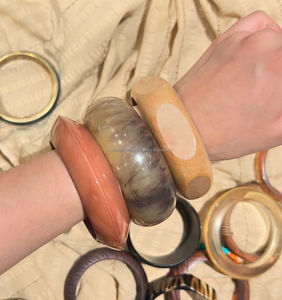 Brazalete de Resina Hecho a Mano con Patrón de Color Único, Joyería Perfecta para Niñas y Mujeres a Buen Precio - Product Image 3