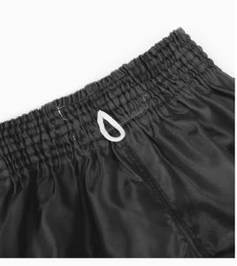 Shorts en satin noir pour homme avec bande latérale blanche, taille élastique, longueur mi-cuisse, style décontracté, tissu respirant - Product Image 2