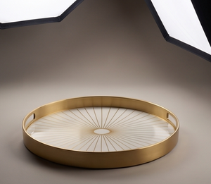 Plateau de service moderne rond en métal émaillé blanc avec poignées découpées motif soleil doré, décoratif pour table basse, plateau de vanité, cadeau - Product Image 1