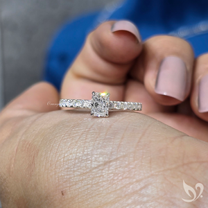 แหวนเพชรทรงเรเดียนท์คัท 0.5 กะรัต ผลิตในห้องปฏิบัติการ ได้รับการรับรองจาก IGI |   แหวนทองคำขาว 10k แบบวงแหวนซ่อน - Product Image 4