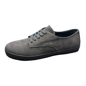 Chaussures vulcanisées pour hommes de haute qualité fabriquées au Vietnam, dessus en cuir fendu, semelle intermédiaire en PU, semelle extérieure en caoutchouc, légères et tendance. - Product Image 3
