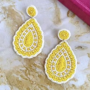 Pendientes de botón con diseño de loro, con cuentas florales y adornos artesanales de la marca BaubleBar. - Product Image 3