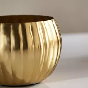 Elegante recipiente redondo dorado para velas con acabado metálico liso, ligeras ranuras verticales, estilo moderno minimalista. - Product Image 2