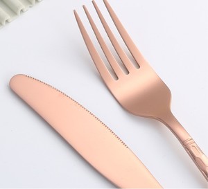 Juego de cubiertos de acero inoxidable de 5 piezas, tenedor, cuchara y cuchillo pulidos en dorado, plateado, negro, arcoíris, rosa, duradero, resistente a la decoloración, libre de BPA. - Product Image 5