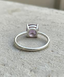 Bague tendance faite à la main en argent sterling 925, cadeau chrétien, avec améthyste naturelle pierre de naissance, sertissage minimaliste à griffes, bague de troisième main - Product Image 4