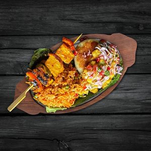 Plaque de service en fonte antiadhésive de haute qualité de 33,5 cm avec base en bois et poignée, compatible lave-vaisselle, design classique, pour restaurant - Product Image 1