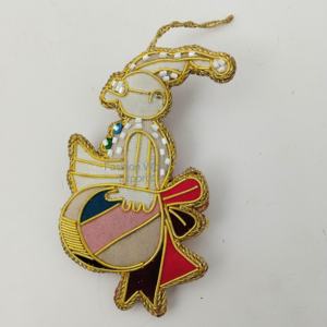 Ornement de coeur à paillettes multicolore fabriqué à la main avec bordure en fil d'or et boucle de suspension pour arbre de Noël festif ou décor de vacances - Product Image 3