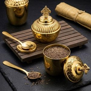 Tarro de especias redondo dorado con tapa y cuchara, contenedor metálico vintage hecho a mano para almacenamiento en la cocina, diseño hermético - Product Image 5