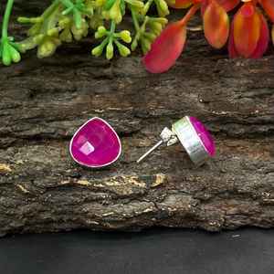 Boucles d'oreilles clous en argent plaqué or avec calcédoine rose taille rose, bijou minimaliste en forme de cœur, style bohème délicat, cadeau de fête pour elle - Product Image 3