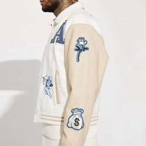 Chaqueta Varsity Beige Crema Personalizada OEM para Hombre, Bordado Chenille, Gráfico de Cupido, Parches, Cuerpo de Lana, Mangas de Cuero, Estilo Urbano - Product Image 4