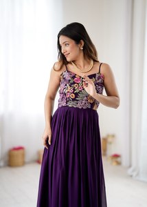 Vestido de Noche Morado Bordado con Tirantes Finos, Vestido Largo Floral Estilo Bollywood para Fiesta, para Mujer - Product Image 4