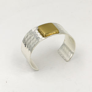 Bracelet manchette artisanal en laiton et métaux mélangés, martelé, large, bicolore, bijou statement, cadeau bohème pour elle - Product Image 1