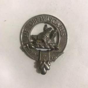 Este es un distintivo del clan Davidson, un artículo coleccionable escocés que se usa para simbolizar la membresía y la lealtad al clan. - Product Image 4