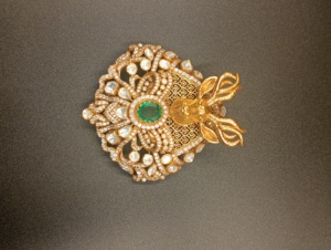 Broche de Ciervo Chapado en Oro con Piedra Verde Corte Esmeralda y Detalles de Diamantes para Joyería de Moda Femenina, Accesorio Hecho a Mano para Mujer - Product Image 6