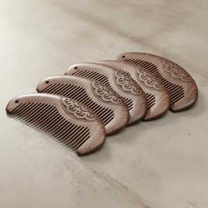 Peigne à cheveux en bois sculpté à la main personnalisé avec logo gravé, outil de toilettage de barbe à dents larges, vente en gros, fabricant - Product Image 3