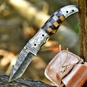 Cuchillo Plegable de Damasco Hecho a Mano, Personalizable, con Mango de Madera, Compatible con OEM, Cuchillo Utilitario para Exteriores, Camping y Supervivencia, con Funda - Product Image 1