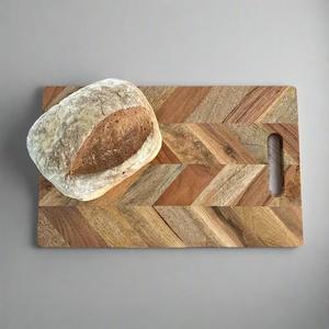 เขียงไม้กระถินลายเชฟรอน หนา ทนทาน ปลอดภัยสำหรับมีด ใช้งานได้หลากหลาย ทั้งหั่น ตัด และเสิร์ฟ เหมาะสำหรับครัวสมัยใหม่ - Product Image 3