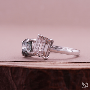 Bague de fiançailles Toi et Moi en diamant vert cultivé en laboratoire, émeraude et taille ronde, deux pierres, design inspiré de la dualité, prête à être expédiée - Product Image 3