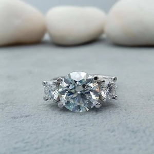 Anillo de Corte Esmeralda Solitario de Calidad Premium con un Brillante Piedra Central y Banda en Tono Plateado para Joyería Nupcial en Venta - Product Image 4