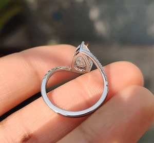 Bague solitaire de luxe en forme de poire avec diamant ouvert et bande pavée étincelante, bijoux fins pour fiançailles, mariage et cérémonies. - Product Image 2