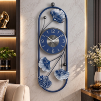 Horloge murale décorative pour la maison, horloge florale rouge chaud, cadre brun, accent crème, horloge décorative suspendue pour le salon par Falah International