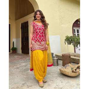 Haut en soie Vichitra brodé avec des sequins, avec un Patiala en géorgette et un dupatta en filet rose - Product Image 1