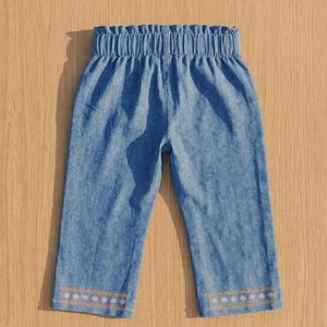 Pantalon court en jean pour filles de qualité supérieure avec bordure brodée de fleurs, provenant d'un fournisseur indien au meilleur prix - Product Image 3
