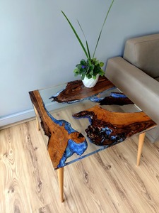 Table basse artisanale en époxy et bois avec design unique en résine, idéale pour une décoration intérieure élégante, disponible à prix de gros - Product Image 4