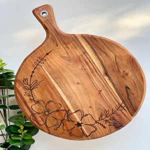 Tabla de cortar de madera grabada con flores silvestres, disponible a precios de mayorista para cocinas inspiradas en la naturaleza y para regalos. - Product Image 6