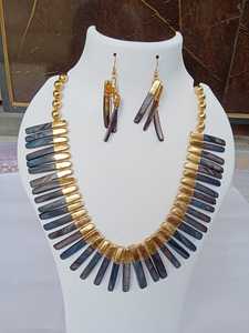Collier ras du cou imposant en laiton plaqué or avec perles en coquillages naturels et pierres, style bohème indien pour femme - Product Image 3