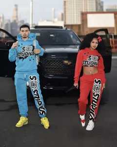Ensemble sweat-shirt et pantalon de survêtement vintage personnalisé avec impression sérigraphique, streetwear lourd - Product Image 1