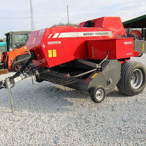 Petite presse à balles ronde Massey Ferguson 1840 à prix avantageux, haute productivité, traitement du foin, moteur et boîte de vitesses inclus - Product Image 1