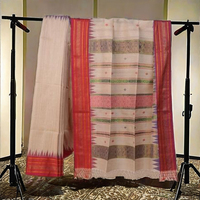 Sari en coton et soie tissé à la main de qualité supérieure avec bordure contrastante en zari rouge |   Collection élégante de vêtements de fête et de mariage pour femmes