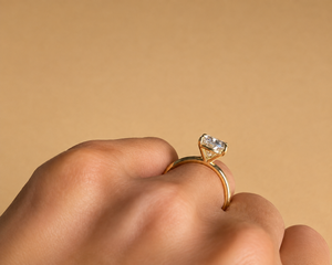 Bague solitaire en diamant de laboratoire ovale de 3 carats, or jaune 14 carats, certifiée IGI, clarté VVS2, couleur E, style féminin et élégant - Product Image 3