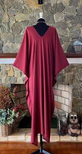 Vestido Kaftan de Rayón Teñido a Mano en Color Vino Tinto, Talla Grande, Cuello en V, Corte Holgado, Elegante, Ropa de Salón para Mujer - Product Image 5