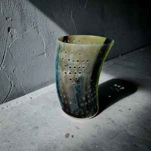 Portavelas de cuerno de buey natural hecho a mano con orificios decorativos, decoración rústica para el hogar a precio económico. - Product Image 1