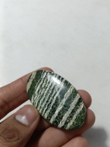 โอปอลสวิสธรรมชาติแบบขายส่ง คุณภาพสูง สีเขียว รูปไข่ สำหรับทำเครื่องประดับ งานแฮนด์เมด ขัดเคลือบด้วยแว็กซ์/น้ำมัน - Product Image 3