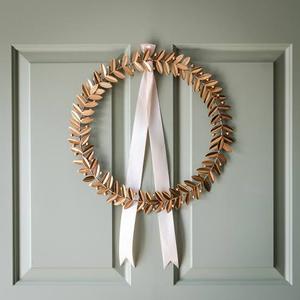 Corona Clásica de Hojas de Bronce, Redonda, Hecha a Mano, con Flores Decorativas, Sin Iluminación, Paquete Individual, Estilo Navideño - Product Image 1