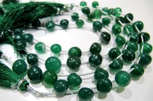 Perles en pierre naturelle d'onyx vert, forme d'oignon, 9-10 mm, lisses et simples, 8 pouces - Product Image 2