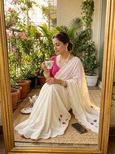 Magnifique sari en soie Chinon avec motifs Cutdana faits à la main et bordure Bandhani, et blouse avec motifs Cut-work et Bandhani faits à la main. Sari Love. - Product Image 4