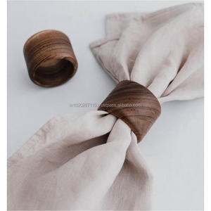 Rond de serviette en bois fait à la main avec finition naturelle accessoire de table à manger rustique adapté aux événements de mariage écologiques - Product Image 3