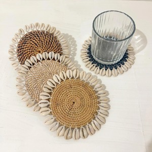 Hermoso Posavasos de Ratán con Detalles de Conchas Marinas, Ideal para Comedor, Ocasiones Especiales y Recepción de Invitados, de la India - Product Image 1