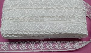 Dentelle en nylon/organza blanche de haute qualité, bordure florale brodée festonnée (nouvelle collection), dentelle transparente pour couture (nouvelle collection) - Product Image 3