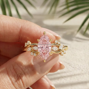 Anillo de Diamantes con Corte Marquesa Rosa y Piedras Laterales en Oro Amarillo, Anillo de Compromiso Elegante y Lujoso, Joyería Fina, Regalo para Mujer - Product Image 1