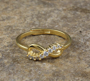 Anillo de Boda Minimalista de Plata de Ley 925 con Baño de Oro y Circonitas, Elegante y Delicado, Apilable, para Mujer - Product Image 4