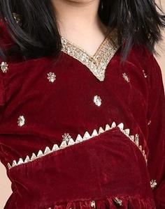 Kurta de terciopelo con adornos y mangas largas, dupatta y dhoti liso - Color granate - Product Image 5