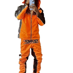 Conjunto de Chaqueta Cortavientos y Pantalones Deportivos Personalizados para Hombre, Traje Deportivo de Dos Piezas con Cremallera, Chaqueta Cortavientos de Poliéster y Nailon con Parches Personalizados - Product Image 1