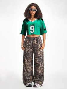 Maillot de football court en mesh vert numéro 9 pour femme, streetwear, fabrication OEM, marque privée, vente en gros - Product Image 4