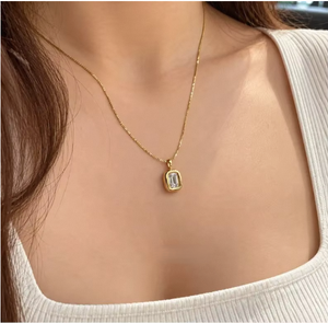 1. Elegante Collar con Colgante de Moissanita Chapado en Oro de 22K con Corte Esmeralda y Engaste de Bisel, Cadena Clásica y Lujoso Diseño Unisex - Product Image 2