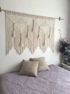 Décoration murale bohème faite à la main en macramé avec un design en tissu aux tons terreux naturels, forme personnalisée - Product Image 4